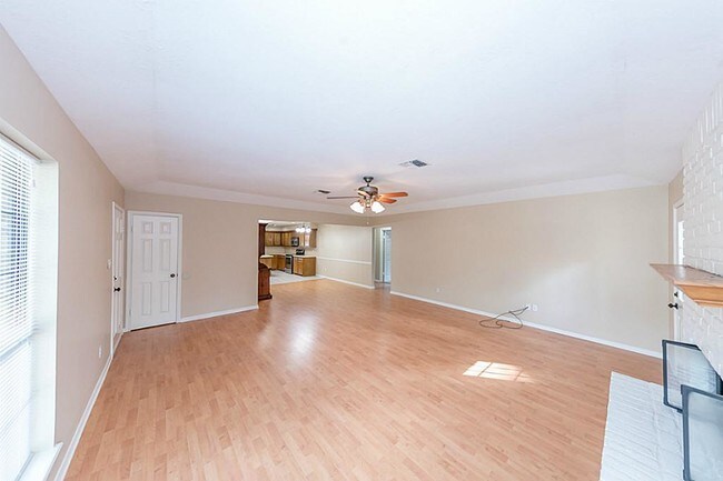 Building Photo - 1810 Greentree Dr