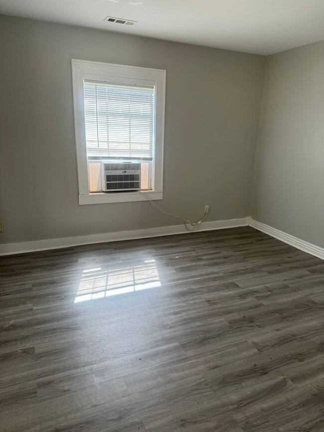 Building Photo - Adorable and spacious 1 bedroom 1 bath with a detached garage