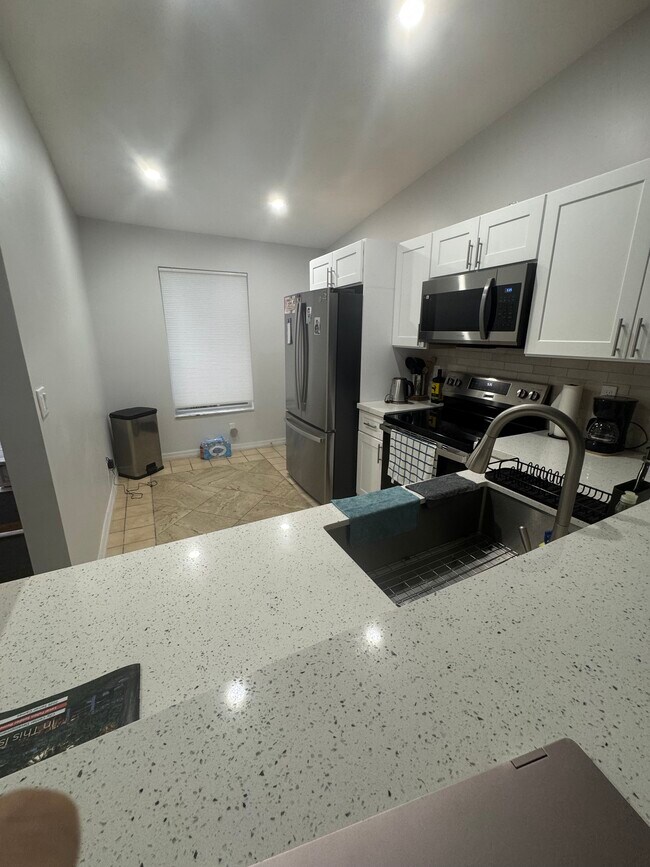 Foto del edificio - 5482 Lakewood Cir S