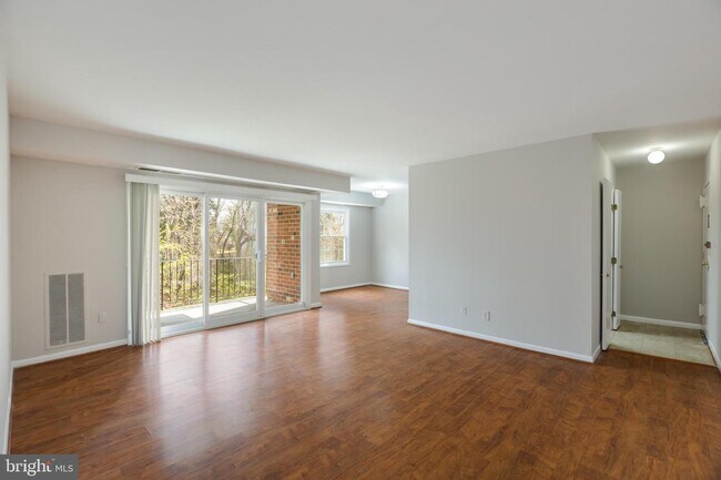 Building Photo - 3931 Lyndhurst Dr