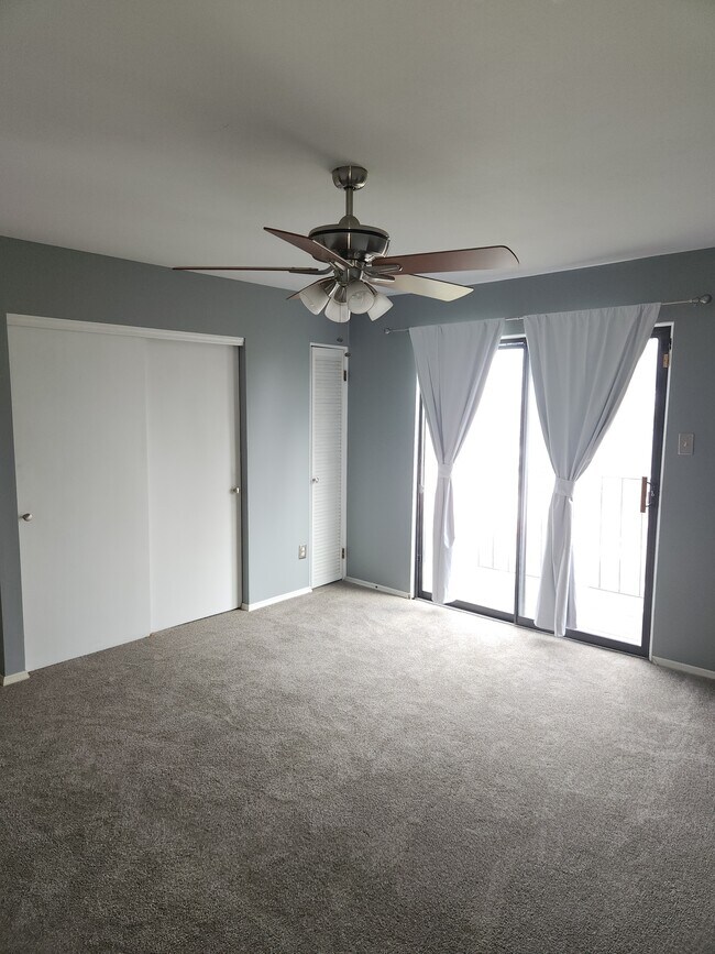 Dormitorio principal con mucho espacio de armario - 4564 Ohio Ave