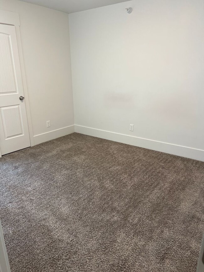 Building Photo - Townhouse in Evanston