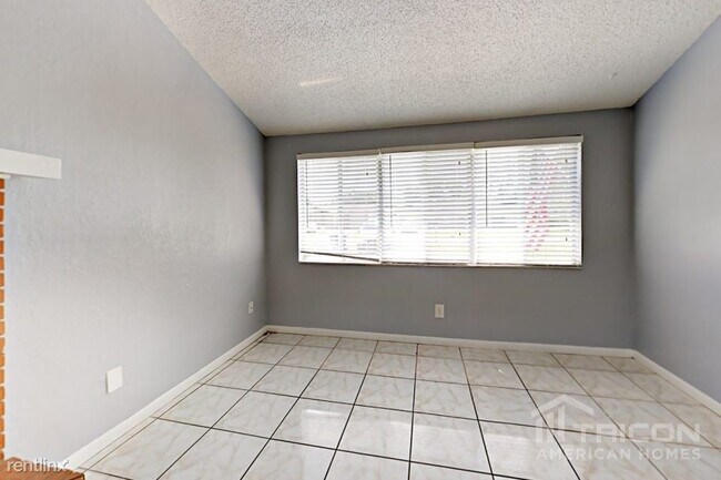 Foto del edificio - 8235 Donaldson Dr