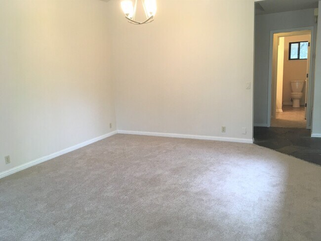 Building Photo - 2 Bedroom, 2 bath in Lake Wildwood gated c...
