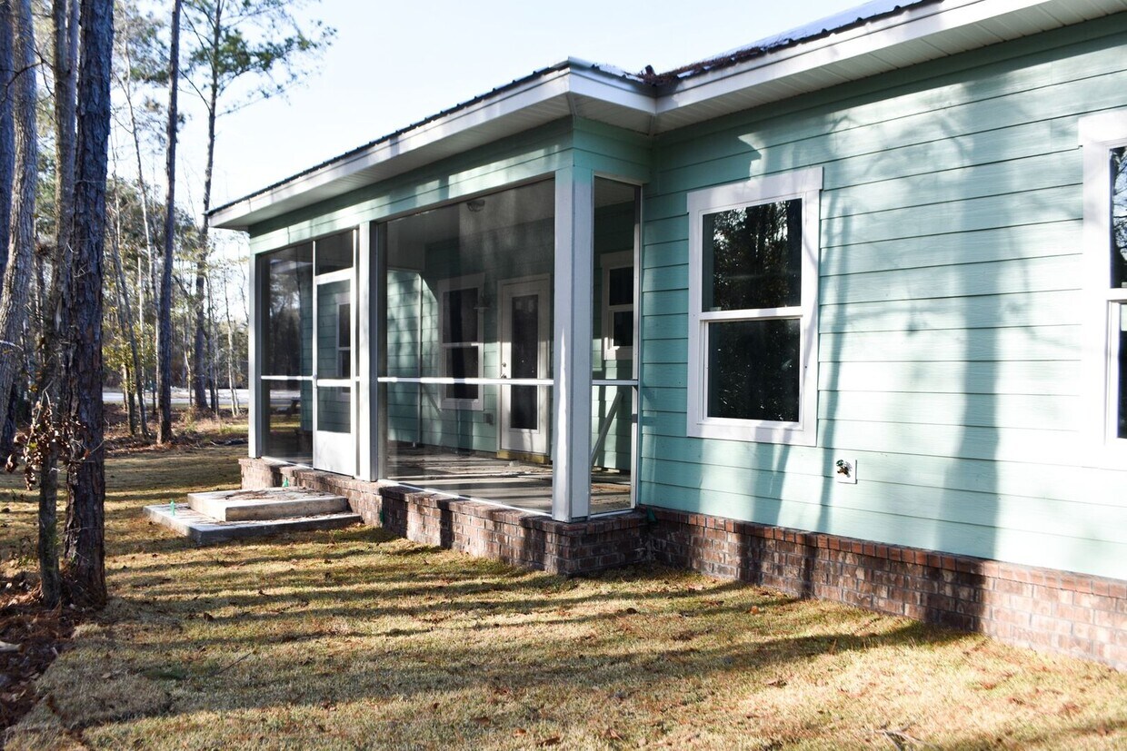 Building Photo - Brand New Custom 3 bedroom 2 bath Craftsman