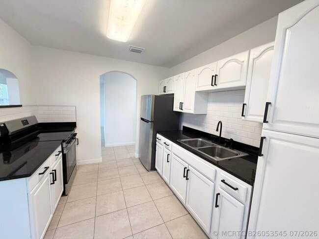 Building Photo - 912 SE Tarpon Ave