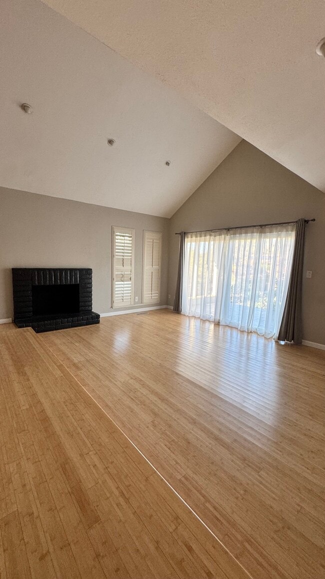 Building Photo - 2825 King Edward Dr