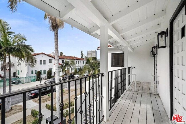 Foto del edificio - 1018 S Hayworth Ave