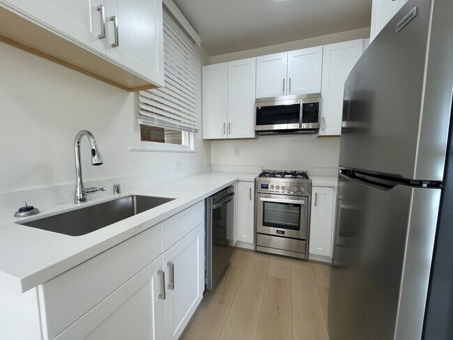 Building Photo - A Beautiful remodeled Large Studio!!