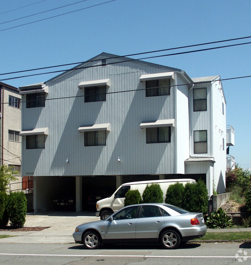Building Photo - 2546 Dexter Ave N