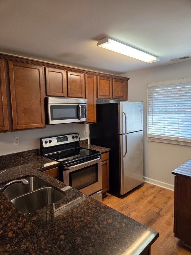 Building Photo - 1215 Green Oaks Ln