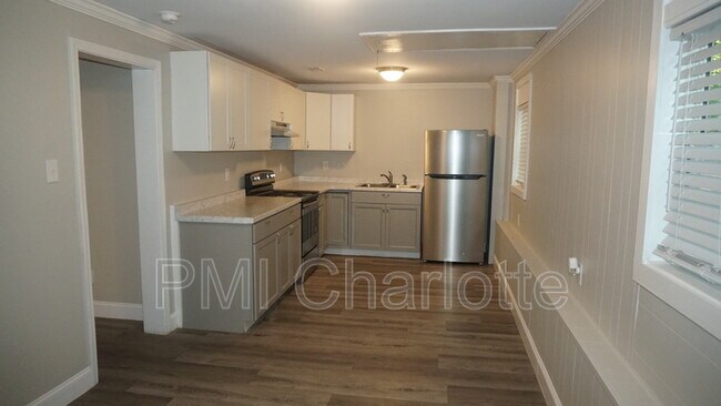 Building Photo - 1204 Essex Ave