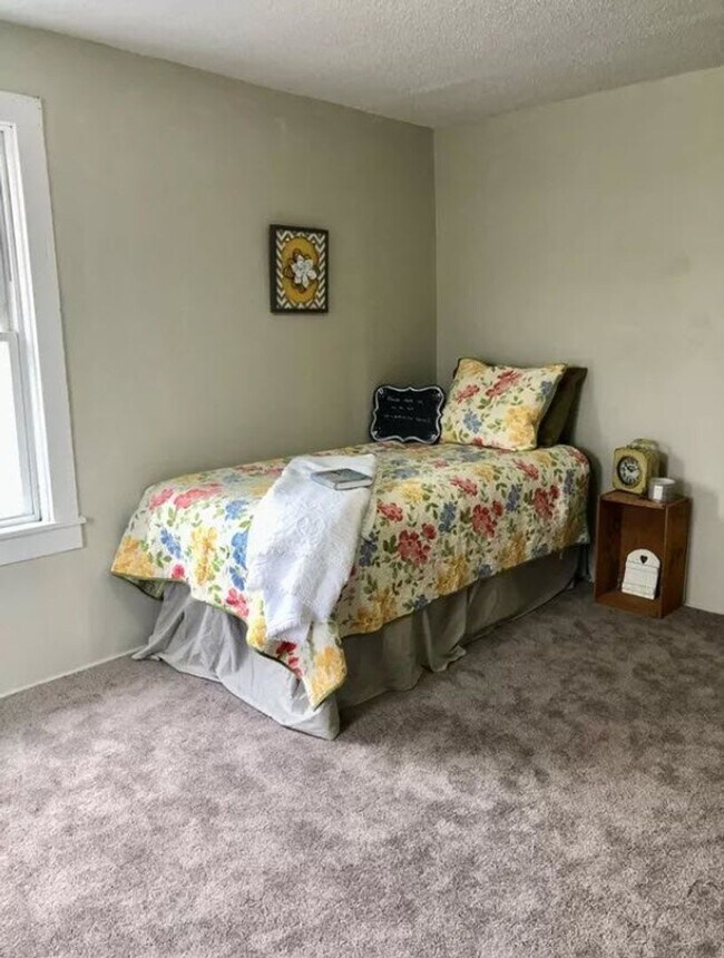 Building Photo - Well Updated Single Family 3br 1.5b