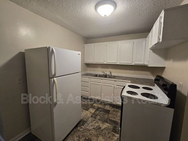 Foto del edificio - 213 Baker Rd