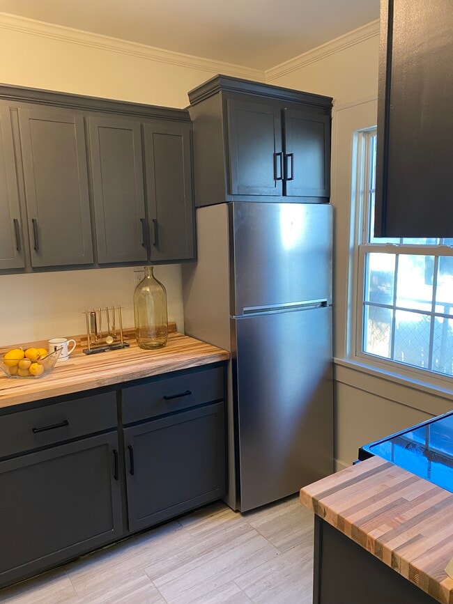 Kitchen great for cooking - 1011 E 34th St
