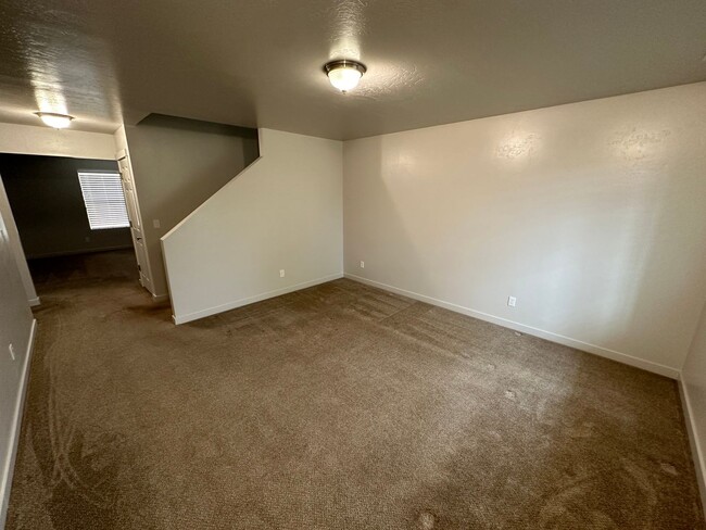 Building Photo - ***HALF OFF 1st MONTH*** 3bed, 2.5bath, 2,...