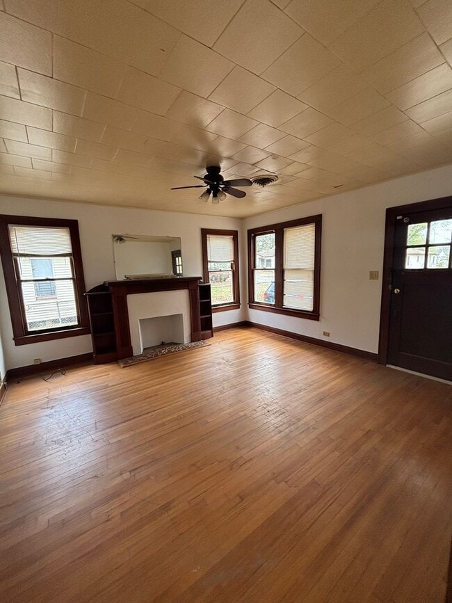 Foto del edificio - Beautiful 2 Bedroom Home - Just Updated and Central Air and Heat!