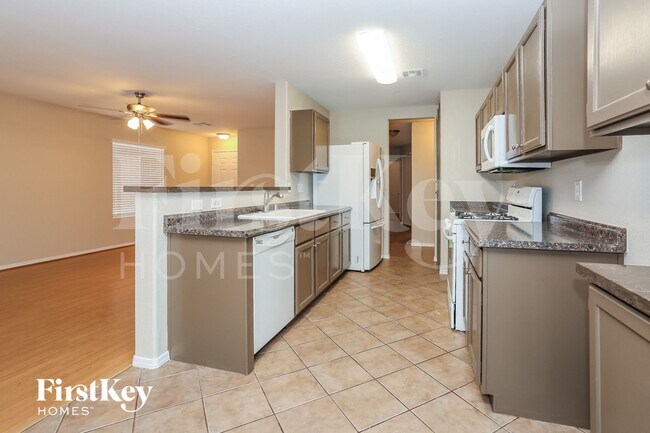 Building Photo - 5508 Crinoline Ave