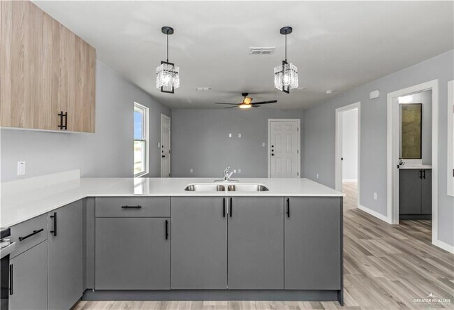 Building Photo - 901 Pleasantview Dr