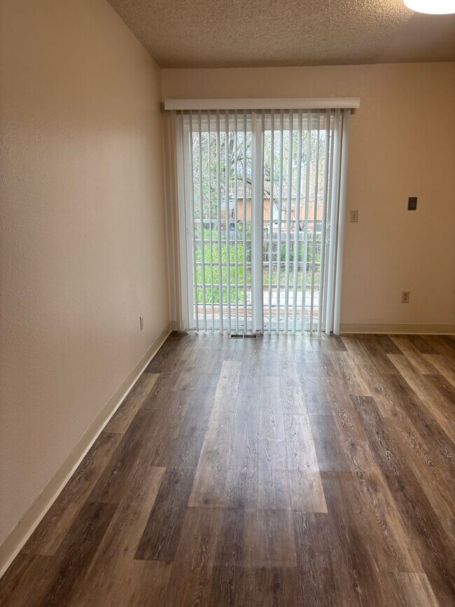 Foto del edificio - 3 Bed 1 Bath Home near Aeroplaza and Power...