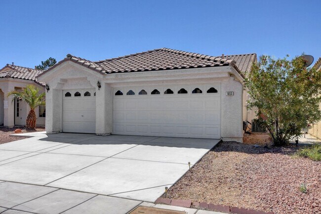 Foto del edificio - RARE Single Story, 3 Bedroom with 3 Car Garage in a GATED community!