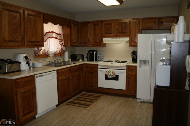 Building Photo - 12 Cherokee Dr NE