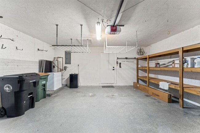 Building Photo - 2530 NE 49th St
