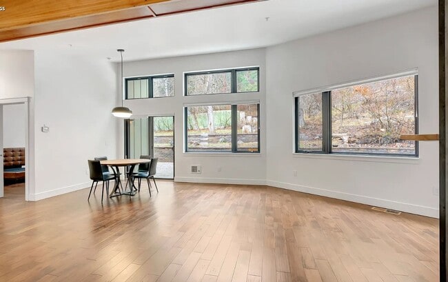 Building Photo - Beautiful Modern Condo in Rattlesnake