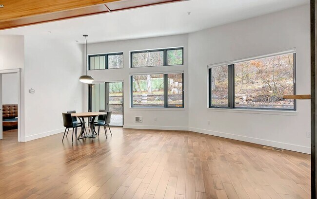 Foto del edificio - Beautiful Modern Condo in Rattlesnake