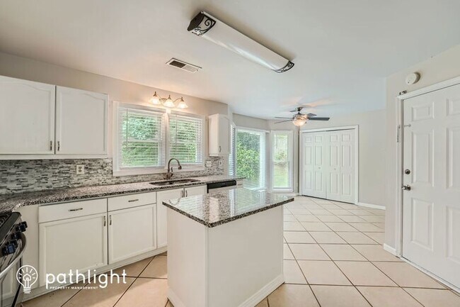 Foto del edificio - 2596 Loring Rd NW