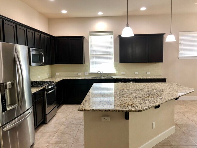 Foto del edificio - Upscale 3 Bedroom 2 Bath with Lots of Space!