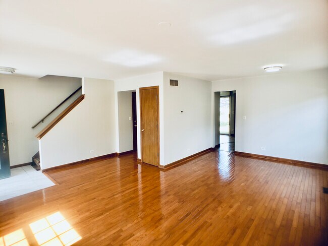 Building Photo - 220 Braemar Glen
