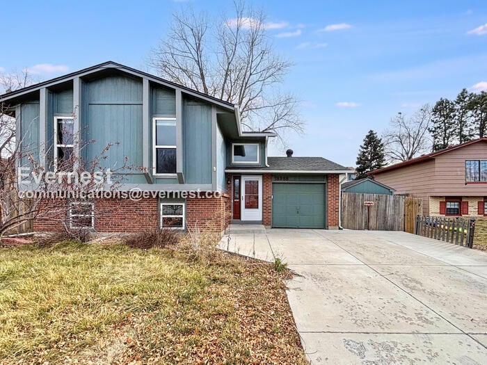 4 Bed/2 Bath Home with Fenced Yard & Garage / Available Now! - 4 Bed/2 Bath Home with Fenced Yard & Garage / Available Now!