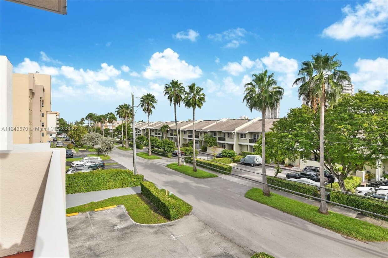 Foto principal - 3716 NE 168th St