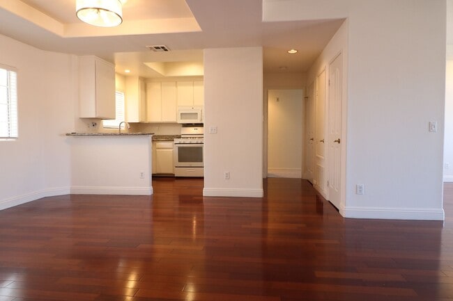 Foto del edificio - Beautiful Condo for Lease in Sherman Oaks!