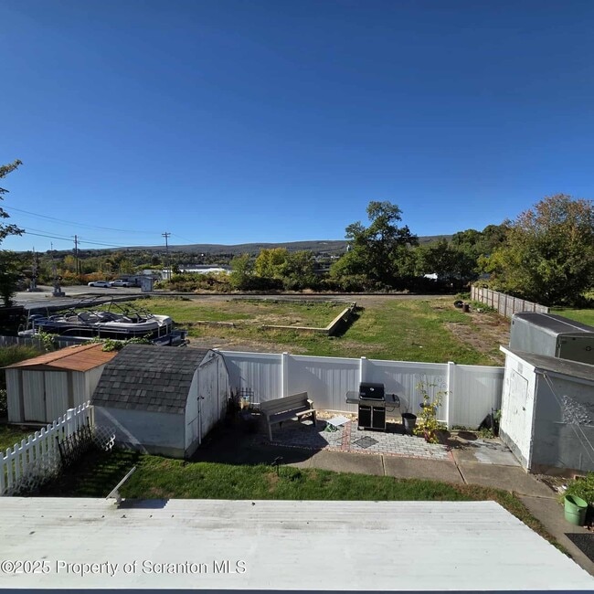 Foto del edificio - 1413 Sanderson Ave