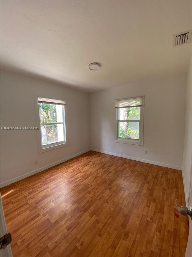 Foto del edificio - 5843 SW 62nd St