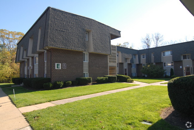 Building Photo - Towne Oaks Apartments