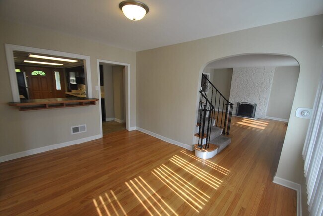 Building Photo - 2704 Granville Ave