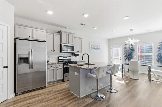 Foto del edificio - Room in House on Zoya Ct