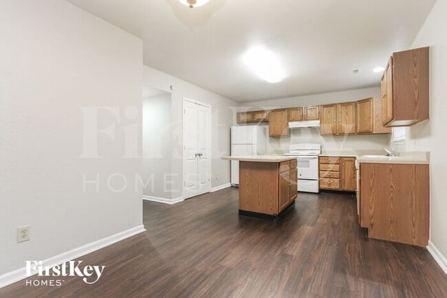 Building Photo - 860 Treyburn Green Dr