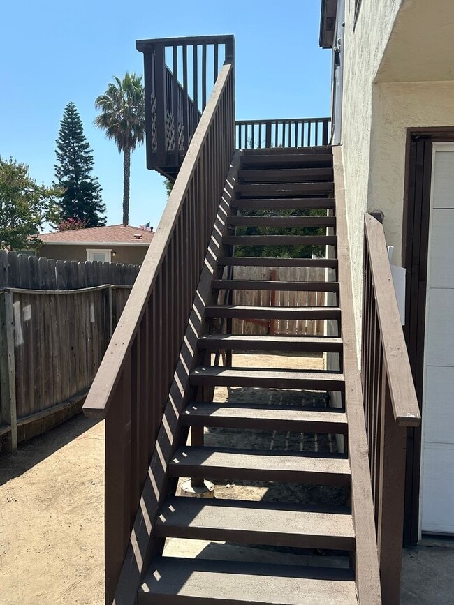Building Photo - Upstairs 1 bedroom 1 bath unit with a one ...