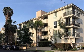 Foto principal - 833 N Edinburgh Ave