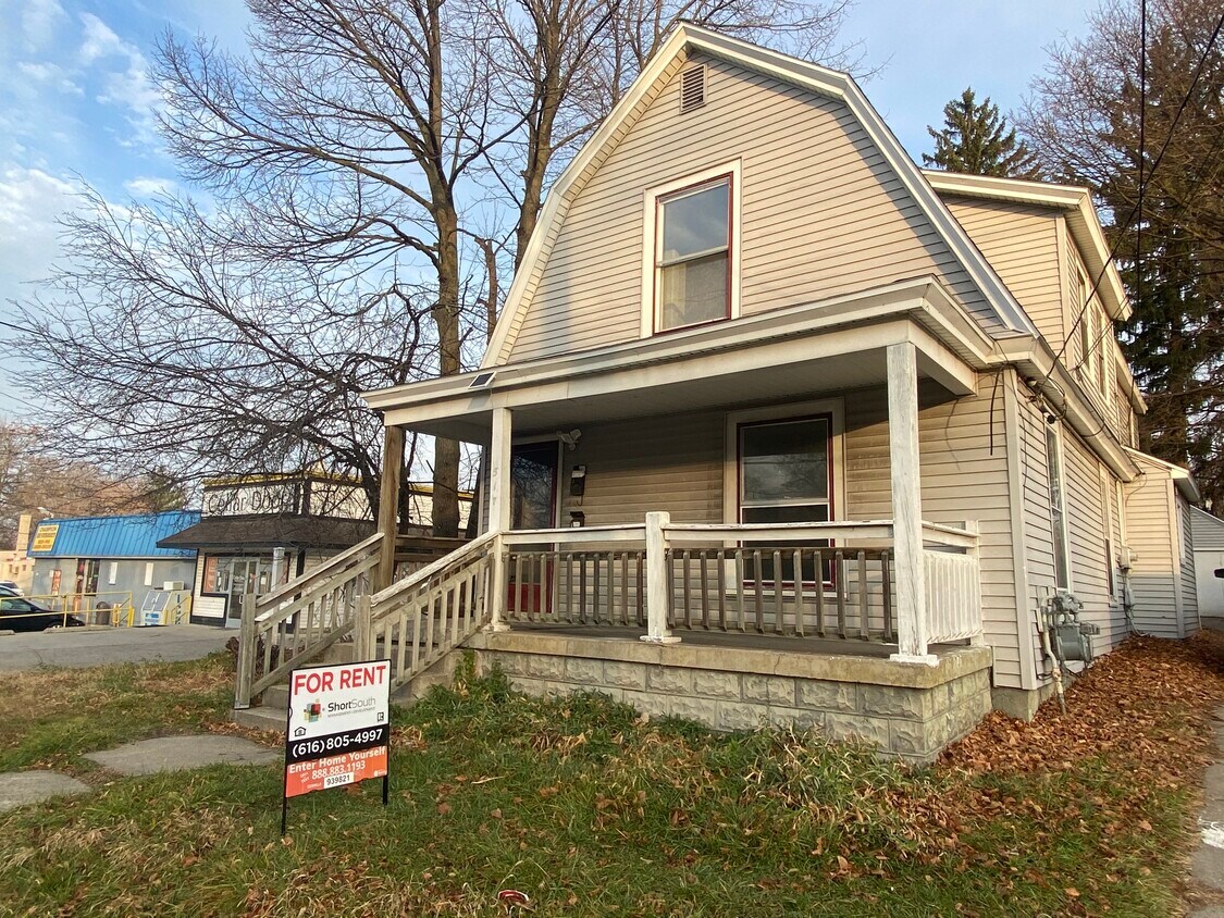 Primary Photo - 517 Leonard St NE
