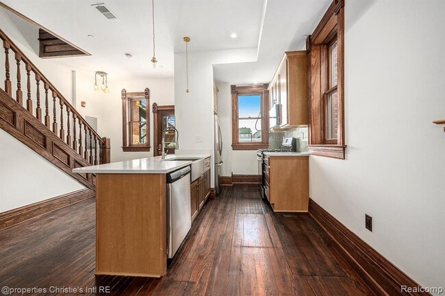 Building Photo - 701 W Canfield St