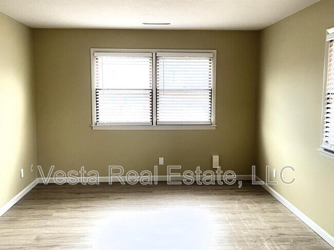 Building Photo - 506 E Locust St