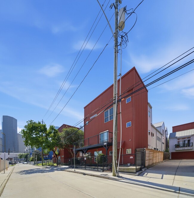 Building Photo - 913 Saulnier St