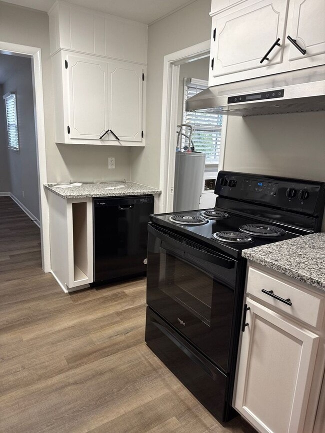 Building Photo - Charming Single-Level 3 Bedroom Home with Backyard and Pet-Friendly Living