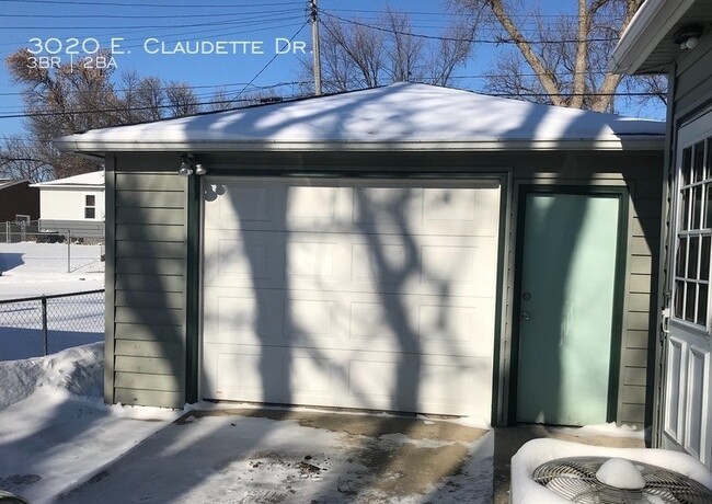 Building Photo - 3020 E Claudette Dr