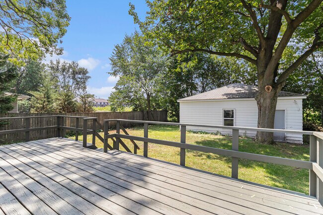 Building Photo - 1119 N Twyckenham Dr